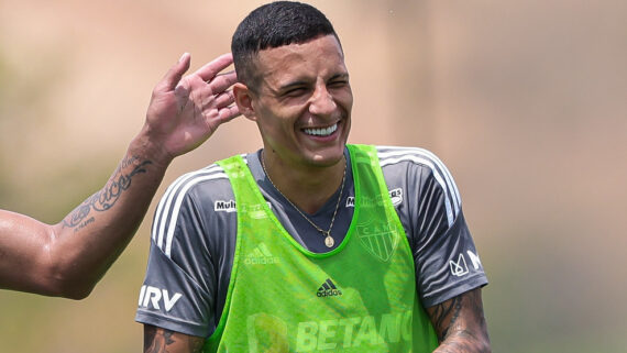 Guilherme Arana durante treino do Atlético na Cidade do Galo (foto: Pedro Souza/Atlético)