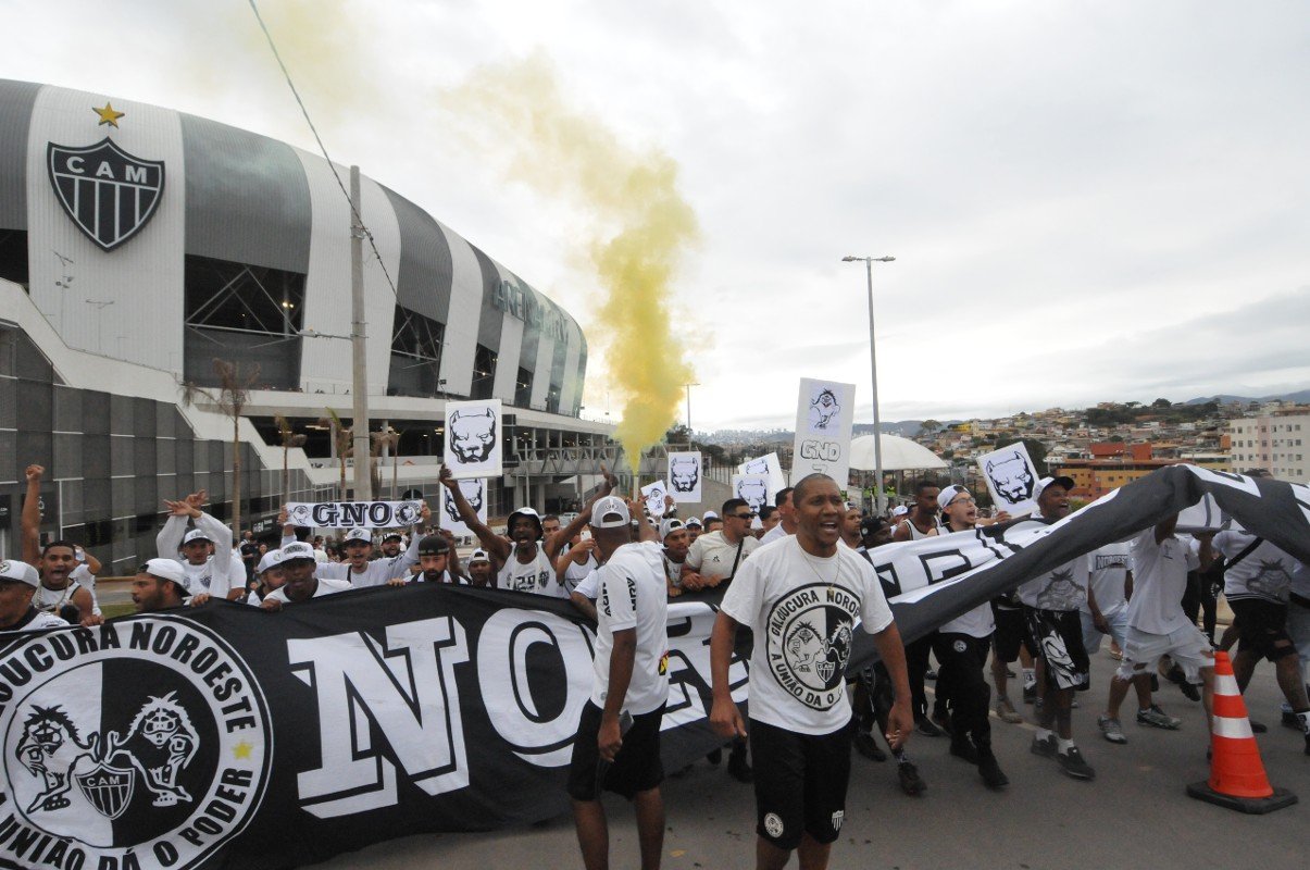 Torcedores do Atlético a caminho da Arena MRV (foto: Gladyston Rodrigues/EM/D.A Press)