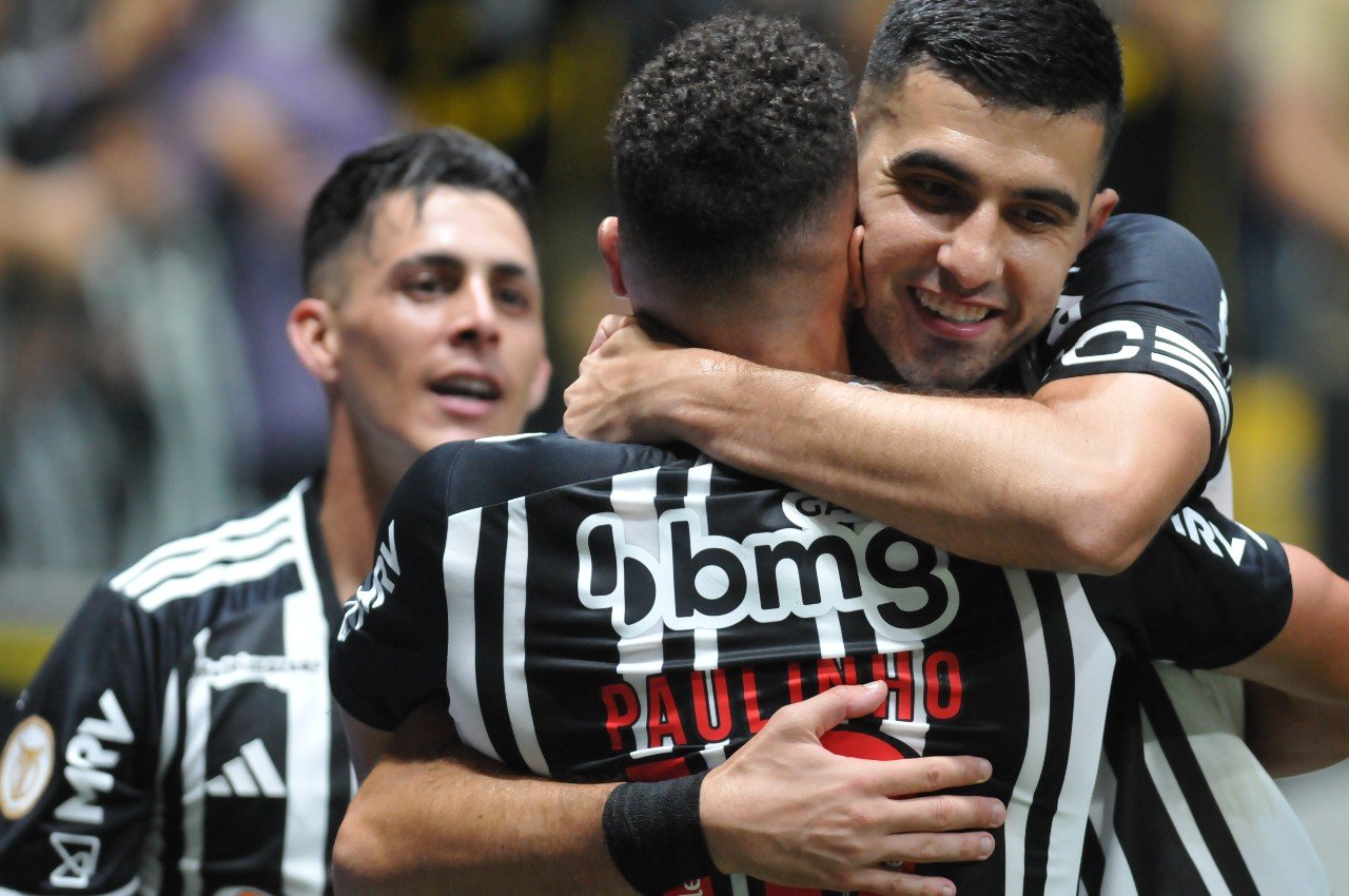 Pavón (esq.) e Paulinho (de costas) integram o top 5 de jogadores com mais minutos no Atlético em 2023 (foto: Alexandre Guzanshe/EM/D.A Press)