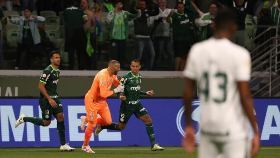 Breno Lopes também comemorou o gol com companheiros de time (foto: Cesar Greco/Palmeiras)