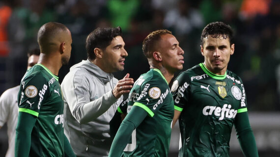 Companheiros de Palmeiras e técnico Abel Ferreira comemoraram o gol junto com Breno Lopes (foto: Cesar Greco/Palmeiras)