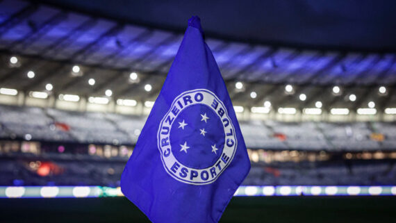 Bandeirinha de escanteio do Cruzeiro no Mineirão (foto: Staff Images/Cruzeiro)