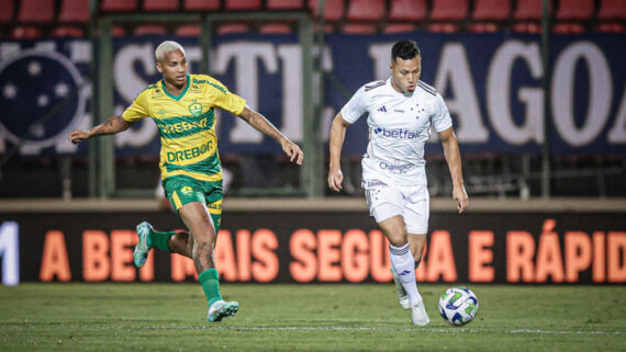 Deyverson e Marlon em disputa de bola (foto: Cris Mattos/Staff Images/Cruzeiro)