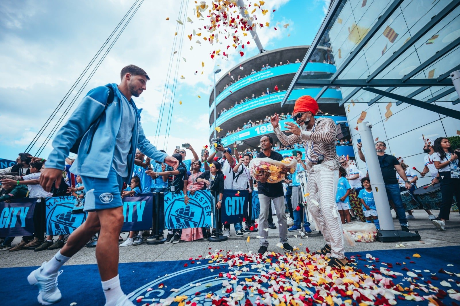 Jogadores do Manchester City foram recepcionados com muita cultura baiana (foto: Manchester City/Divulgação)