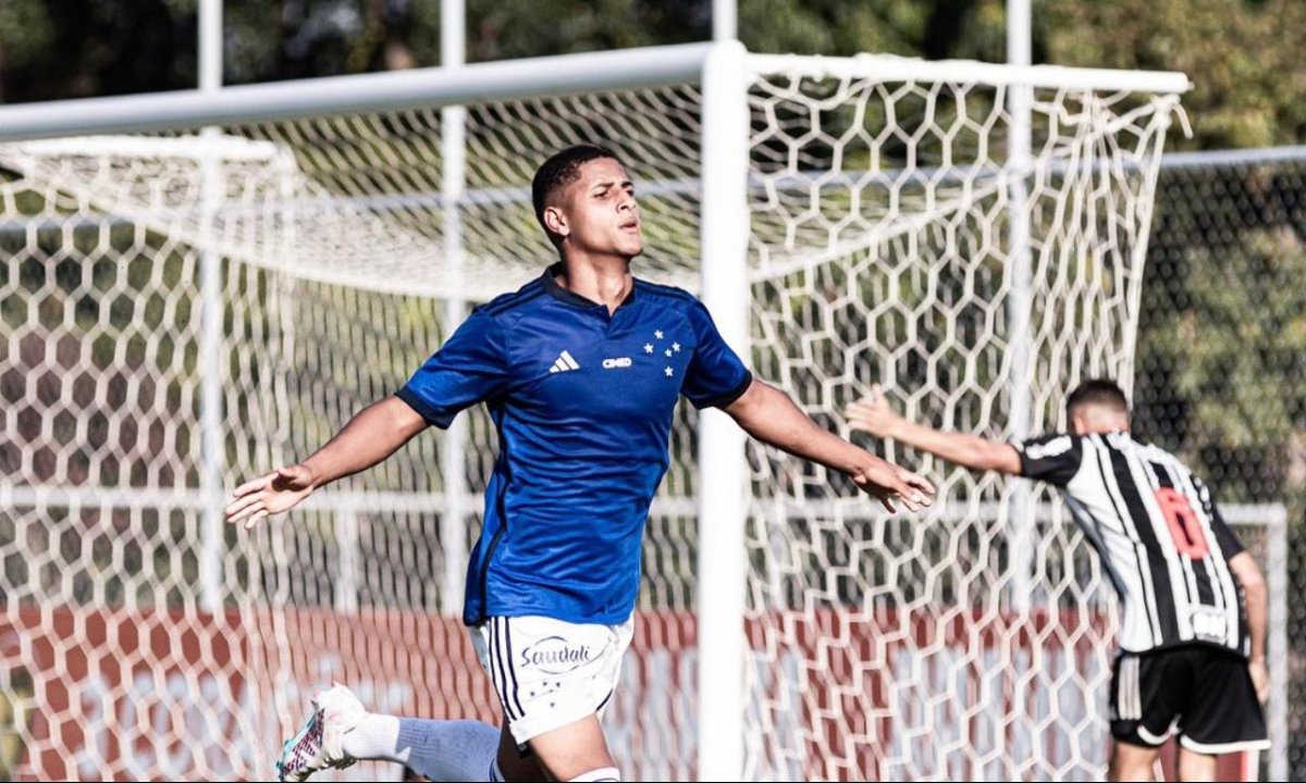 Luis Fernando, do Cruzeiro, em jogo contra o Atlético (foto: Divulgação/Cruzeiro)