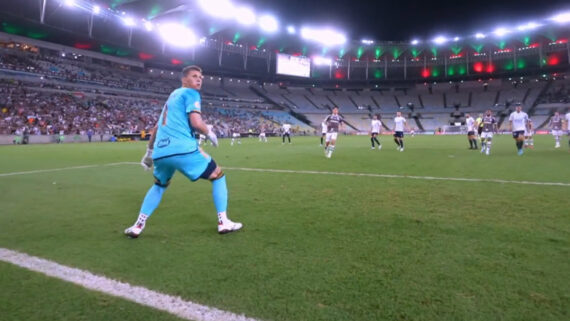 Rafael Cabral olhando a bola entrar no gol (foto: Reprodução Globo)
