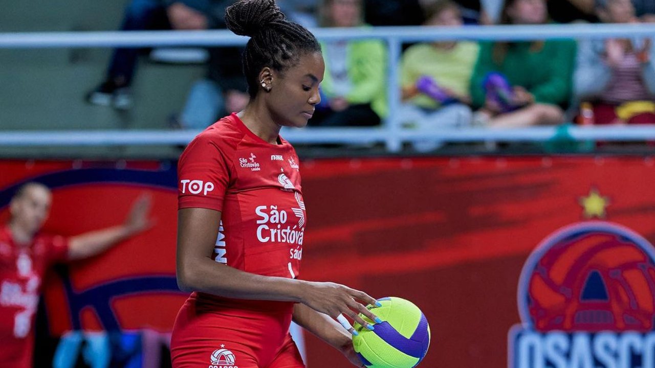 Fabiana jogando pelo Osasco (foto: Reprodução Instagram de Fabiana Claudino)