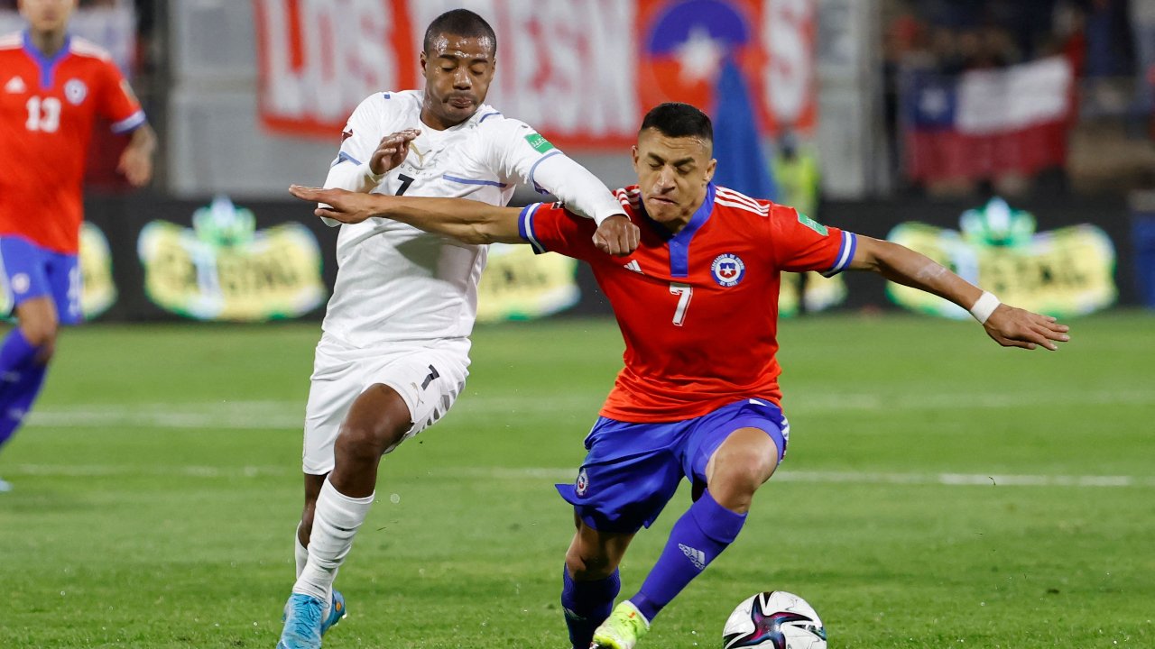 Sánchez e De La Cruz se enfrentando (foto: Alberto Valdes / POOL / AFP)