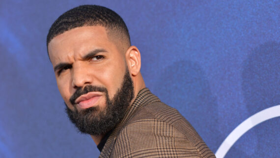 Drake olhando (foto: Chris Delmas / AFP)