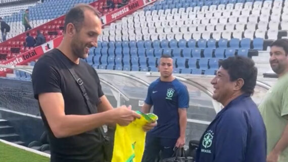 Hernán Barcos com camisa da Seleção Brasileira (foto: Reprodução Twitter do Alianza Lima)