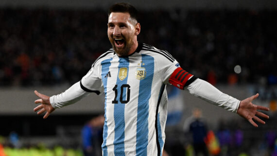 Messi comemorando (foto:  Luis ROBAYO / AFP)