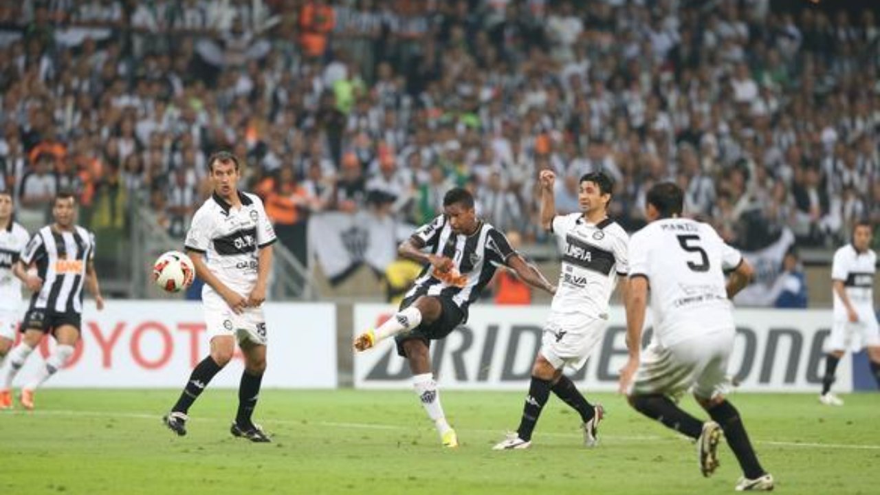 Torcida do Atlético e Jô contra o Olimpia (foto: Alexandre Guzanshe/EM/D.A Press)