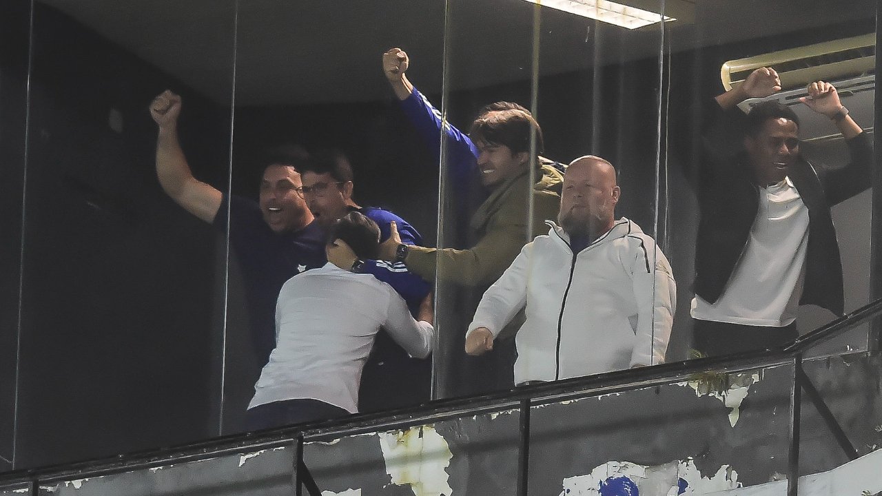 Ronaldo e direção do Cruzeiro comemorando (foto: Staff Images / Cruzeiro)