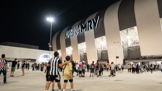 Torcedores do Atlético em chegada à Arena MRV (foto: Daniela Veiga/Atlético)