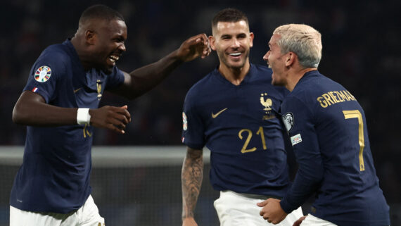 Jogadores da França comemorando (foto: FRANCK FIFE / AFP)