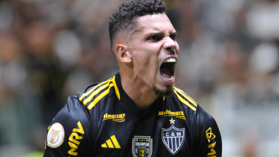 Paulinho comemorando (foto: Alexandre Guzanshe/EM/D.A Press)