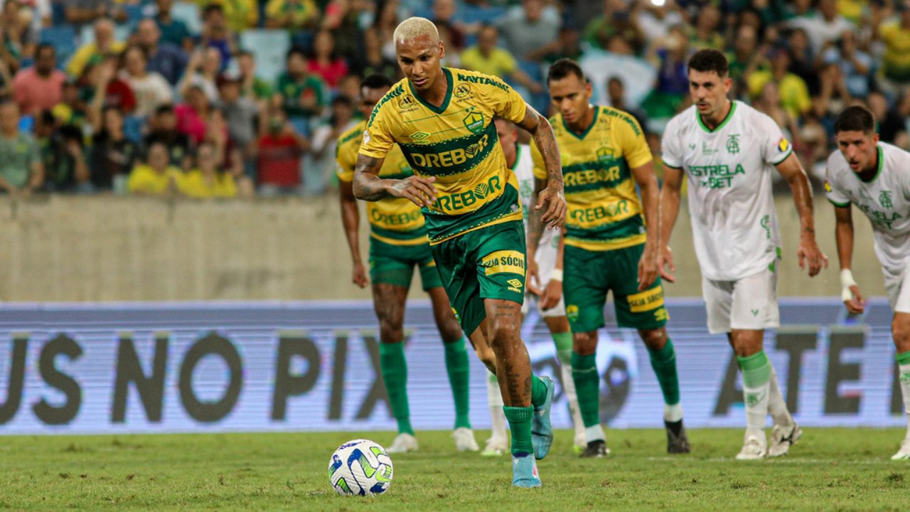 Deyverson indo cobrar pênalti (foto: AssCom Dourado)
