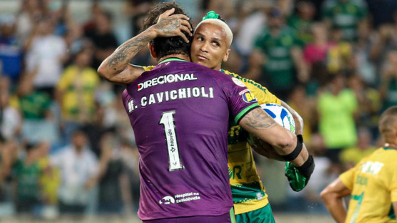 Deyverson e Cavichioli se abraçando (foto: AssCom Dourado)
