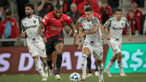 Athletico-PR e Atlético, em jogo pelo Brasileiro (foto: Pedro Souza/Atlético)