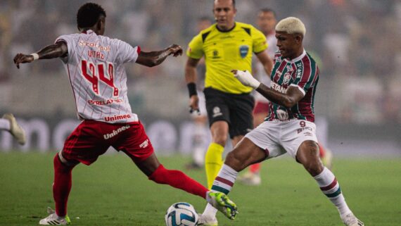 John Kennedy e Vitão disputando a bola (foto: Marcelo Gonçalves/Fluminense FC)