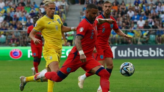 Inglaterra e Ucrânia, em jogo pelas Eliminatórias da Eurocopa (foto: Janek Skarzynski/AFP)