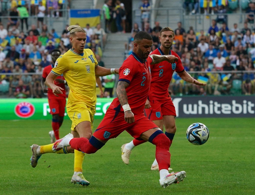 Inglaterra e Ucrânia, em jogo pelas Eliminatórias da Eurocopa (foto: Janek Skarzynski/AFP)