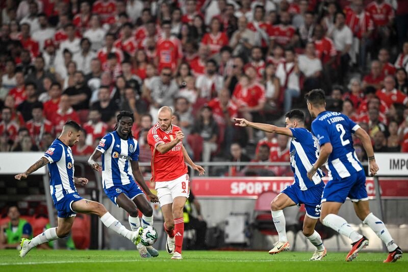 Benfica e Porto se enfrentaram no Estádio da Luz (foto: Patrícia de Melo Moreira/AFP)