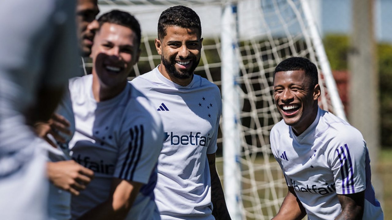João Marcelo (ao centro) em treino do Cruzeiro (foto: Gustavo Aleixo/Cruzeiro)
