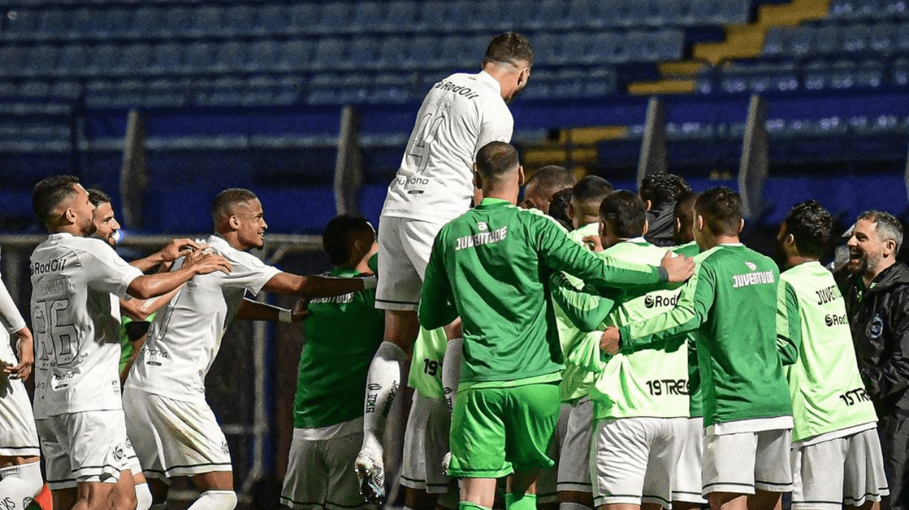 Jogadores do Juventude comemorando gol (foto: Gabriel Tadiotto/ECJuventude)