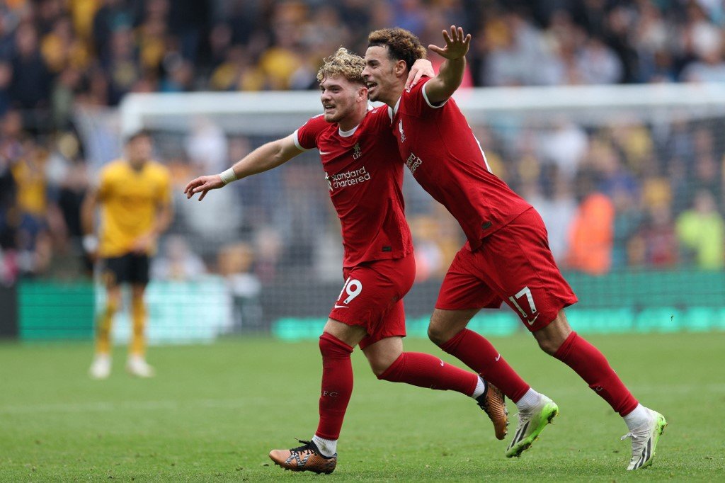 Jogadores do Liverpool, em partida pelo Campeonato Inglês (foto: Adrian Dennis/AFP)