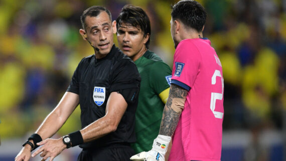 Marcelo Moreno, da Bolívia, em jogo contra o Brasil (foto: CARL DE SOUZA/AFP)