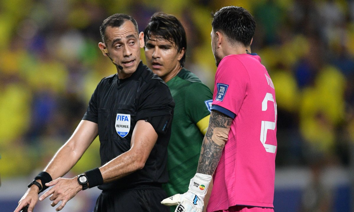 Marcelo Moreno, da Bolívia, em jogo contra o Brasil (foto: CARL DE SOUZA/AFP)