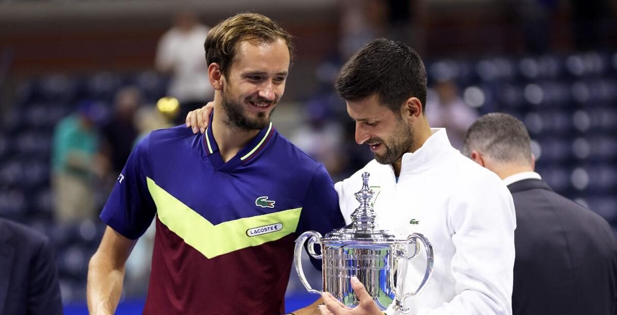 Daniil Medvedev ao lado de Novak Djokovic (foto: CLIVE BRUNSKILL / GETTY IMAGES NORTH AMERICA / AFP)