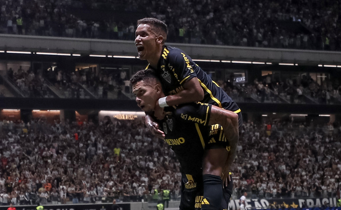 Pedrinho e Paulinho comemoram gol do Atlético contra o Botafogo - (foto: Pedro Souza/Atlético)