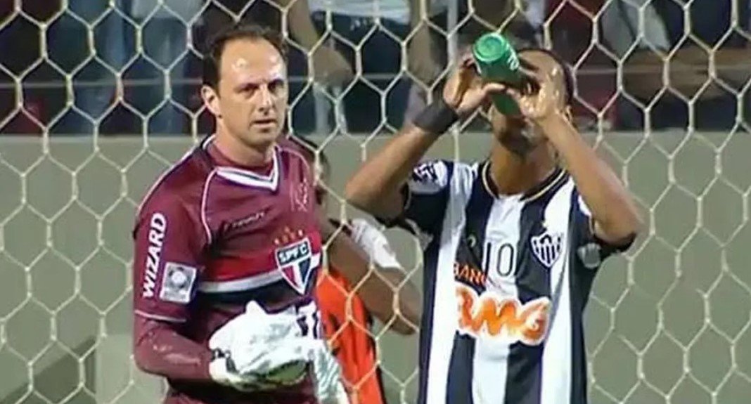 Rogerio Ceni e Ronaldinhi (foto: Reprodução/Twitter/Atlético)