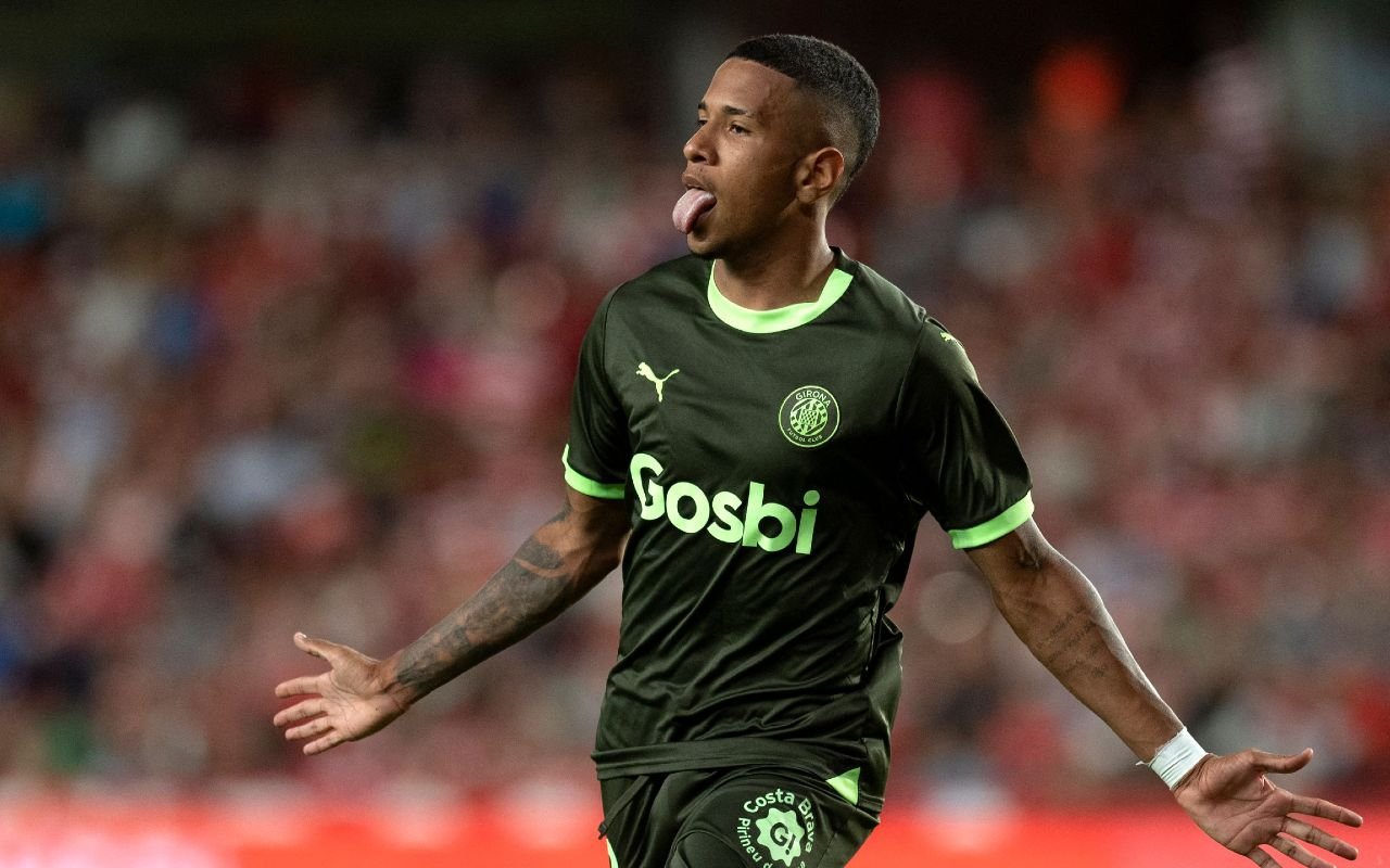 Sávio Moreira, atacante do Girona, comemorando gol (foto: JORGE GUERRERO / AFP)