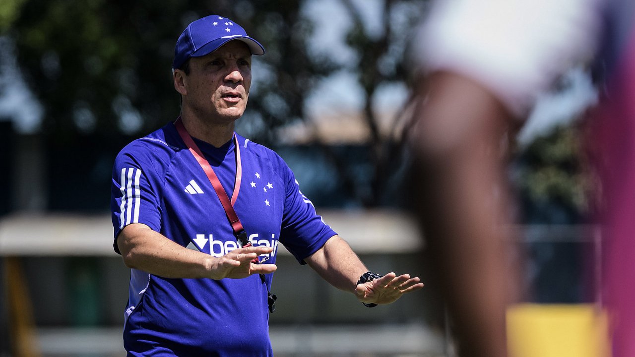 Zé Ricardo comanda treino do Cruzeiro (foto: Gustavo Aleixo/Cruzeiro)