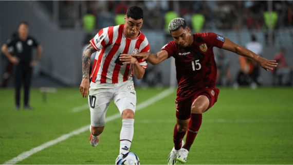 Jogadores de Venezuela e Paraguai (foto: Yuri Cortez/AFP)