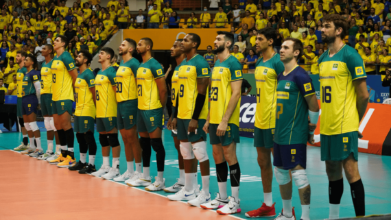 Jogadores de vôlei da Seleção Brasileira masculina (foto: Mauricio Val/FVImagem/CBV

)