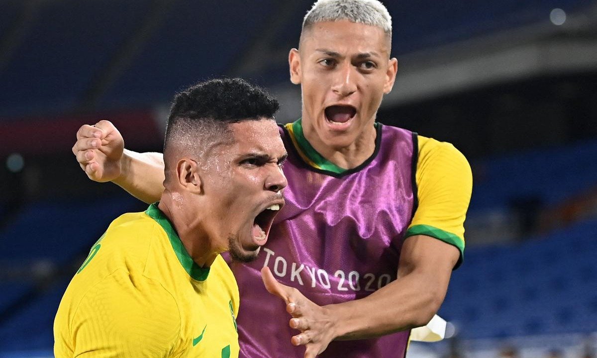 Paulinho, do Atlético, e Richarlison com a camisa da Seleção Brasileira (foto: Daniel Leal-Olivas/AFP)