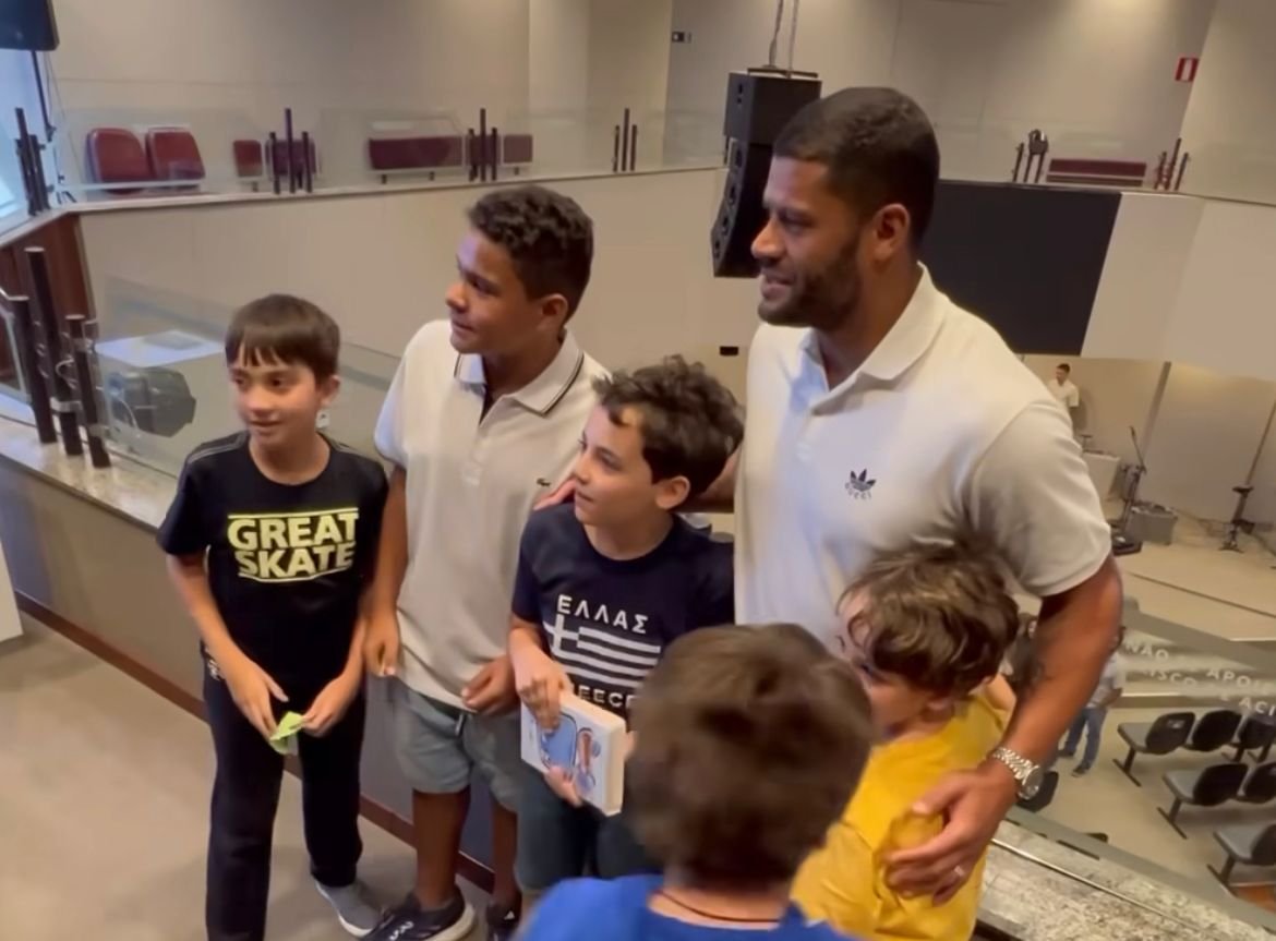 Hulk, do Atlético, com fãs em igreja de Belo Horizonte (foto: Reprodução/Instagram/Gledson Paraíba)