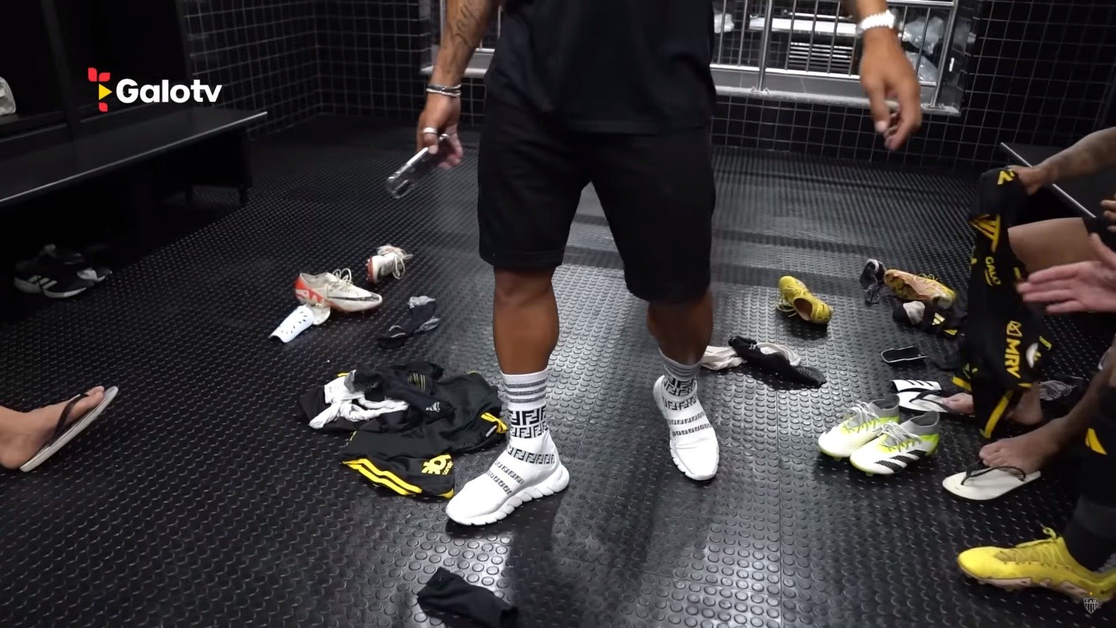 Tênis de Hulk foi alvo de brincadeiras no vestiário do Atlético após a vitória sobre o Botafogo (foto: Reprodução/GaloTV)