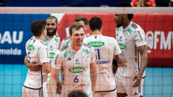 Jogadores do Cruzeiro se abraçam em comemoração de ponto (foto: Hedgard Moraes/Minas Tênis Clube)