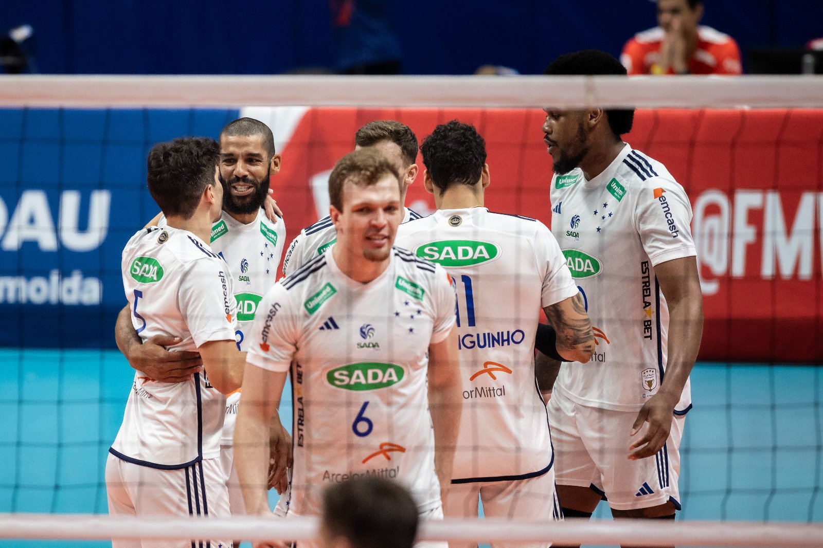Jogadores do Cruzeiro se abraçam em comemoração de ponto (foto: Hedgard Moraes/Minas Tênis Clube)
