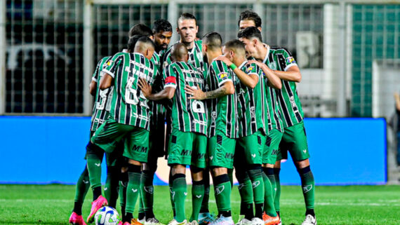 Time do América em jogo pelo Brasileiro (foto: Mourão Panda/América)