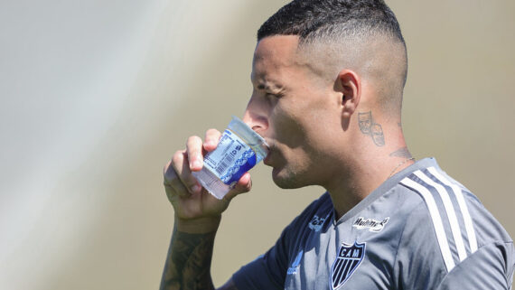 Guilherme Arana bebendo água durante treino (foto: Pedro Souza / Atlético)