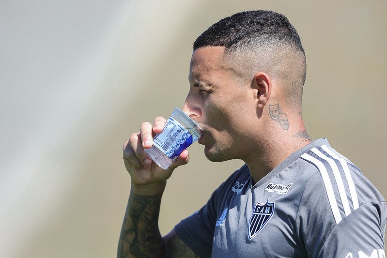 Guilherme Arana bebendo água durante treino (foto: Pedro Souza / Atlético)