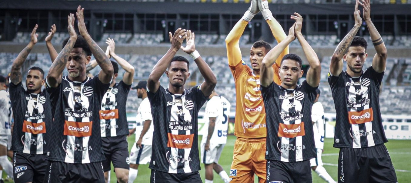 Jogadores do Athletic batem palmas para a torcida (foto: Cris Mattos/FMF)
