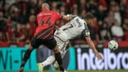 Thiago Heleno e Hulk em disputa no jogo entre Athletico-PR e Atlético (foto: Pedro Souza/Atlético)