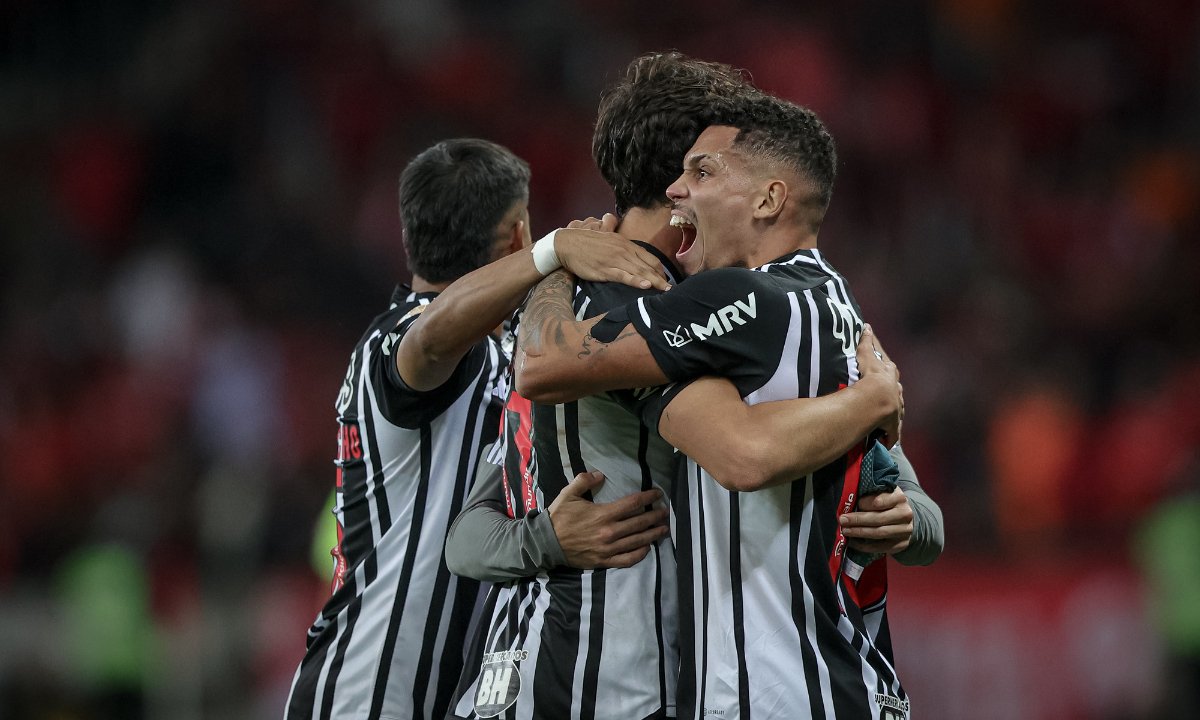 Jogadores do Atlético comemoram gol de Igor Gomes contra o Inter (foto: Pedro Souza / Atlético)